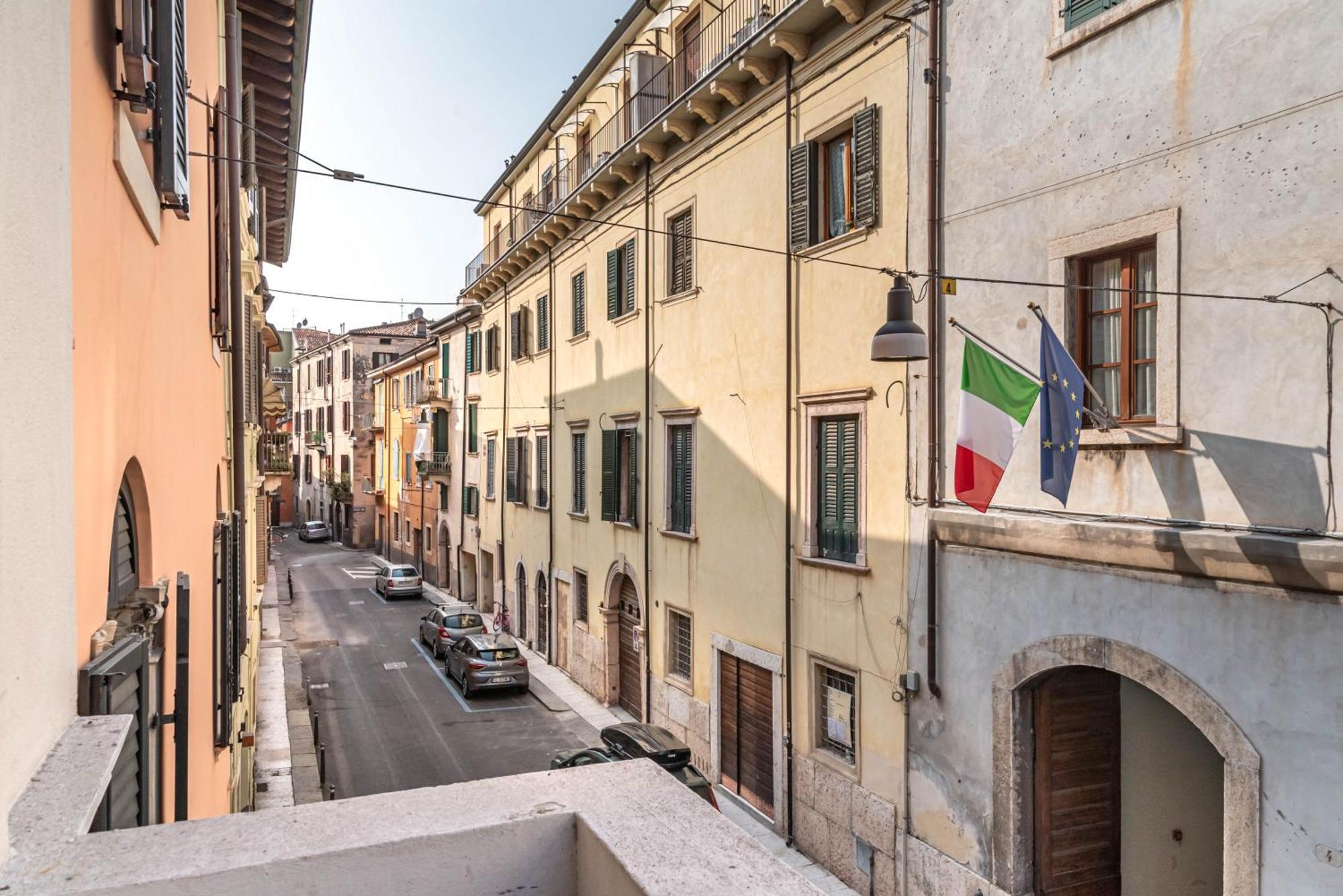 Piazza Isolo Central Apartment Verona Eksteriør billede
