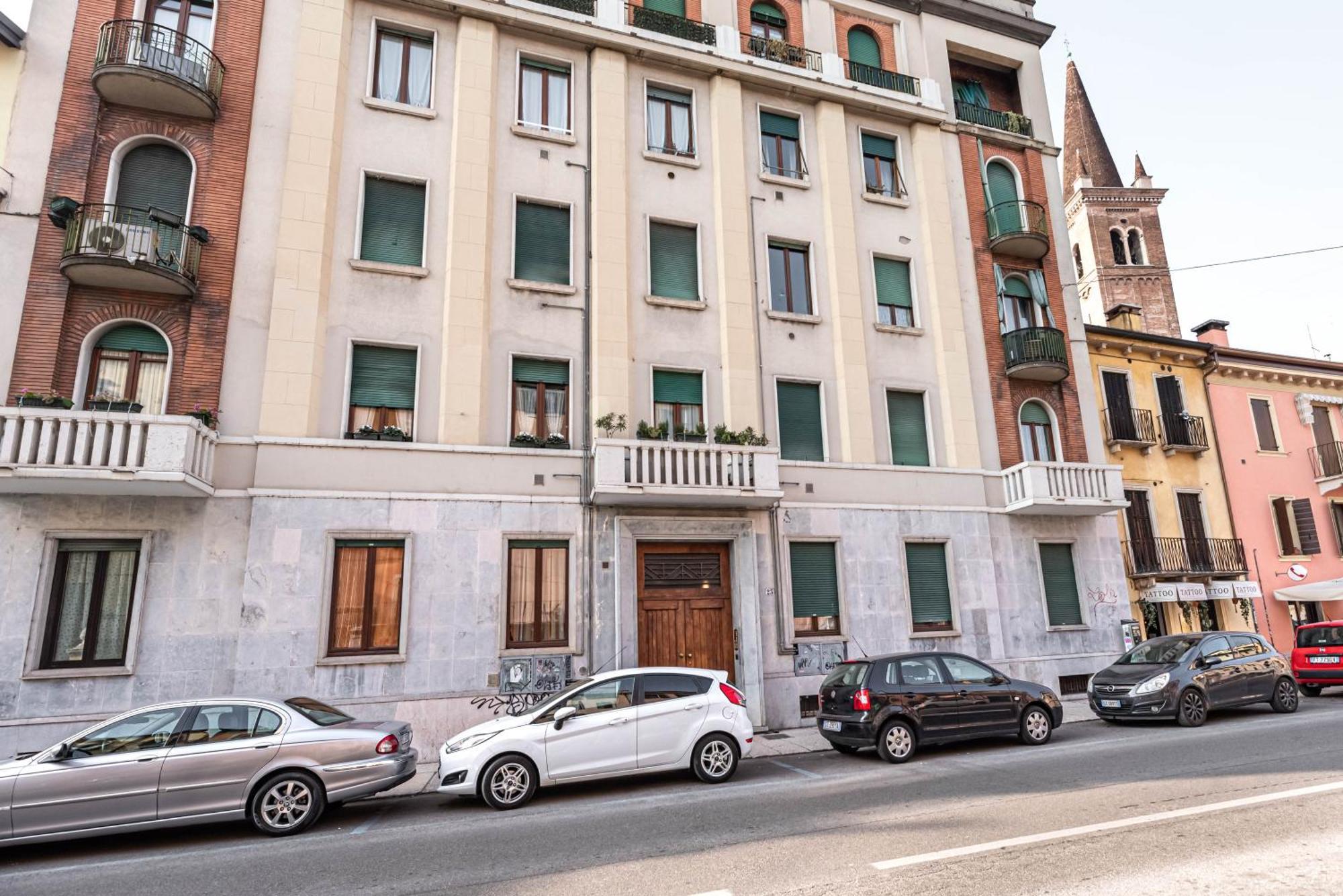 Piazza Isolo Central Apartment Verona Eksteriør billede