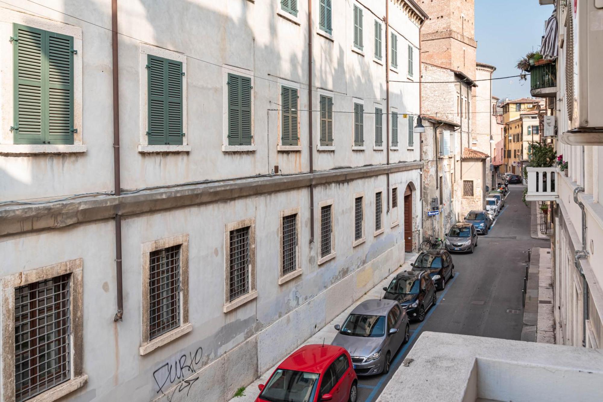 Piazza Isolo Central Apartment Verona Eksteriør billede